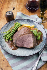 Hirschbraten mit Burgunder Sauce und Gemüse