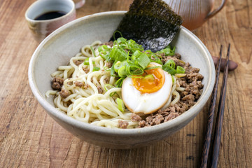 Ramen Hackfleisch Suppe in Schale