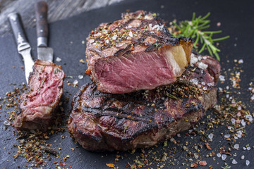 Barbecue Rib Eye Steak auf Schieferplatte
