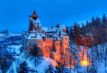 Papier Peint photo Château Winter scene with the famous castle of Count Dracula in Bran town in Transylvania