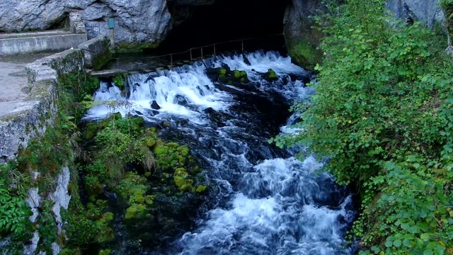 Fontaine de Fontestorbes vid 02