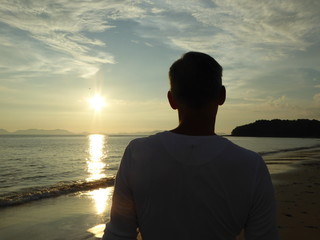 Genuss der W&auml;rme beim Sonnenuntergang