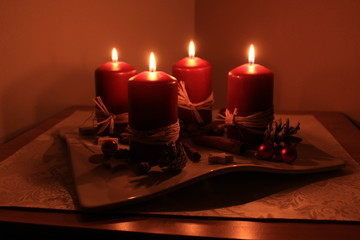 Vier Kerzen in weihnachtlicher Stimmung