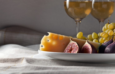  cheese with fruits and white wine