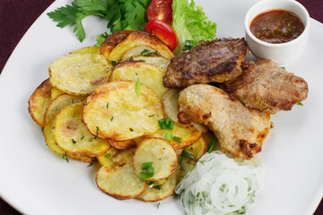 Блюдо для меню ресторана или бара. Мясо с жаренной картошкой