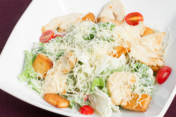 Блюдо для меню ресторана или бара. Салат Цезарь