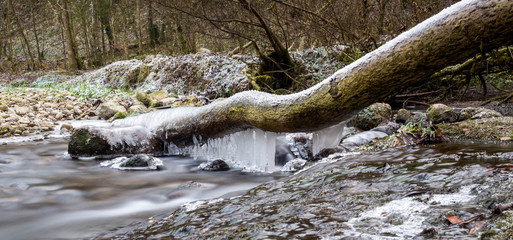 Wasserfall im Winter mit Eis