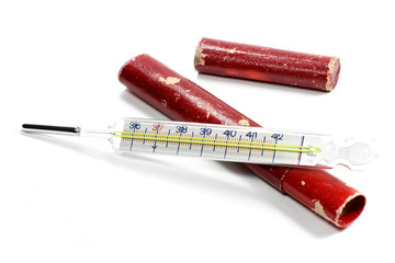altes Fieberthermometer isoliert auf weißem Hintergrund