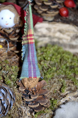 personaggio natalizio fatto con le pigne