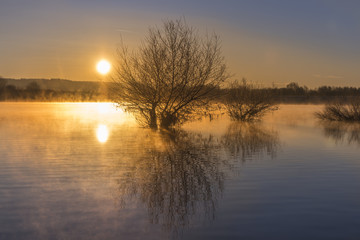 Stimmungsvoller Sonnenaufgang am Wasser 