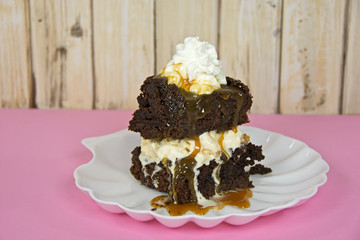 brownie sundae with caramel sauce on seashell plate