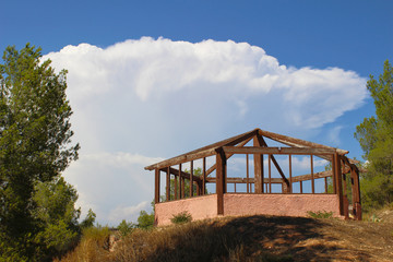 Pequeño escenario con una gran nube