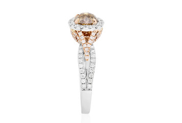 anillo con diamantes cafes y blancos en oro blanco y amarillo, con zafiros amarillos