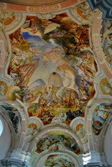 Barokowe malowidła na suficie zabytkowego kościoła