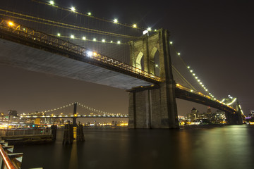 Naklejka premium Piękny widok na Most Brookliński nocą.
