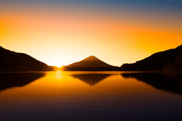 湖に浮かぶ富士山と日の出 