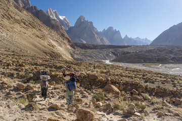 Obraz premium Porters walk toward to Baltoro glacier, K2 trek, Pakistan