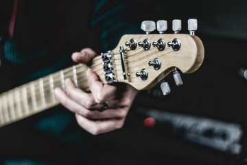 Músico tocando en concierto de rock