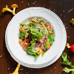 salad with chanterelle