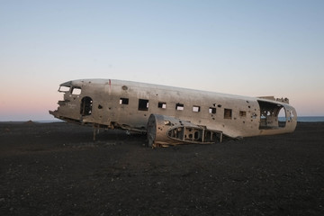 crashed WWII plane on beach in iceland