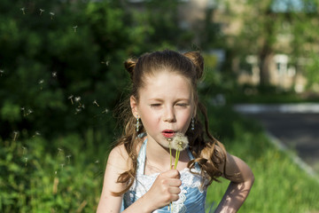 девочка с одуванчиком