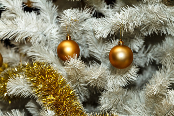 золотые шары на белой рождественской елке