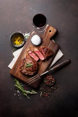 Photo sur Plexiglas Steakhouse Bifteck de faux-filet grillé au vin rouge