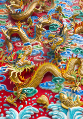 Obraz premium The golden dragon statue on wall at chinese temple