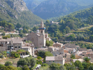Fototapeta na wymiar View of the city of Valldemossa