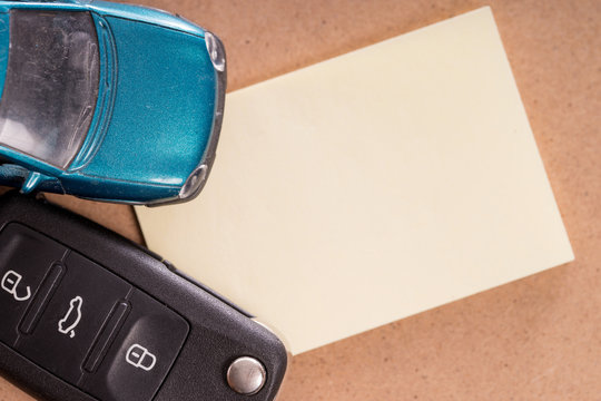 Auto / leerer Zettel mit Auto und Autoschlüssel