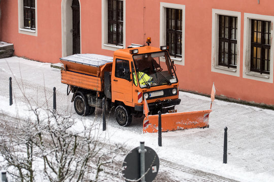 Winterdienst / Winterdienst bei der Arbeit