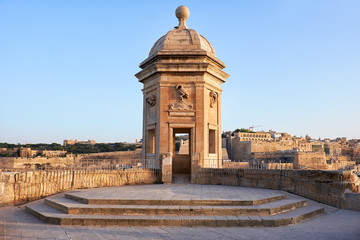 Obraz premium The view of the Guard tower from the Gardjola Gardens, Senglea