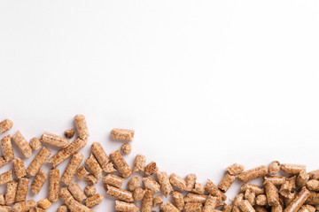 Holzpellets auf weissem Hintergrund