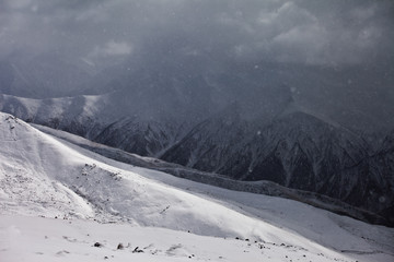 Kaukaz - Gruzja w zimowej szacie. Caucassus mountains in Georgia. © rogozinski