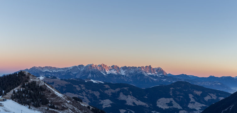 Panorama mit Blick auf die Berge Wilder Kaiser beim Sonnenaufgang