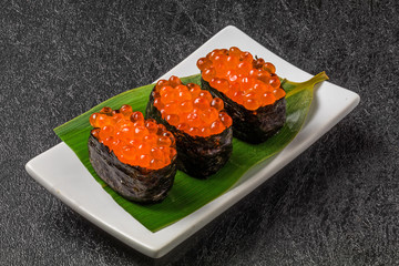 いくらの軍艦巻き　 Sushi of the salmon roe