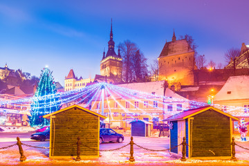 Obraz premium Christmas market and decorations tree in the main center of Sighisoara town, in winter season, Romania