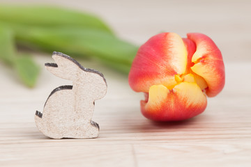 Hase aus Holz mit Tulpe