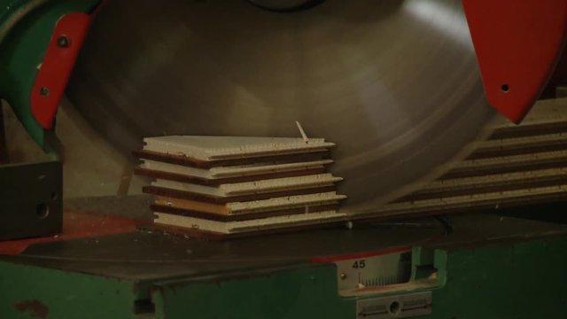 Taglio del legno con sega circolare