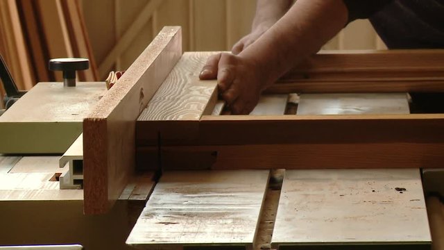 Taglio del legno con sega circolare