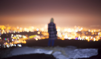 Naklejka premium defocused photo of a person watching the city