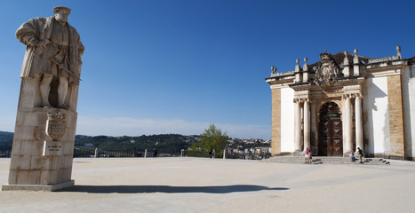 Portogallo, 28/03/2012: la statua del re Joao III e la Biblioteca Joanina nel cortile dell'Università di Coimbra, fondata nel 1290, una delle più antiche università europee tuttora attive