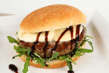 Burger mit Rucola und Mozzarella