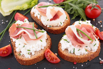 bread with cheese and ham