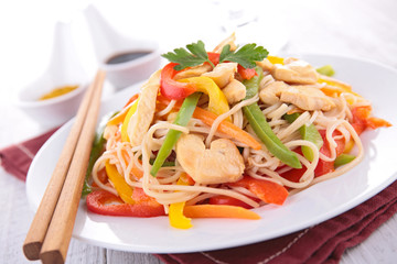 fried noodles with chicken and vegetables