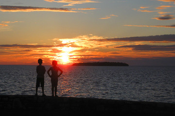 Fototapeta premium Kids at Sunset