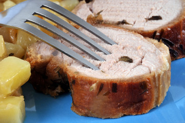 Tranches de filet mignon de porc avec une fourchette 