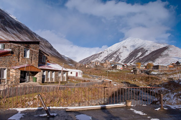 Kaukaz - Gruzja w zimowej szacie. Caucassus mountains in Georgia. © rogozinski