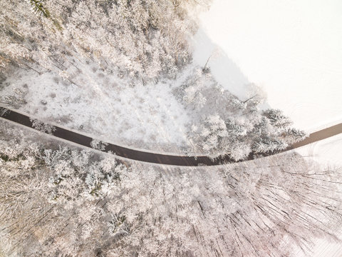 Straße im Winter - Luftbild