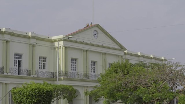 Reloj en el edificio historico del parque